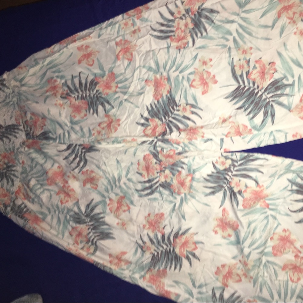 🚫SOLD 🚫 Floral - Picture 2 of 2